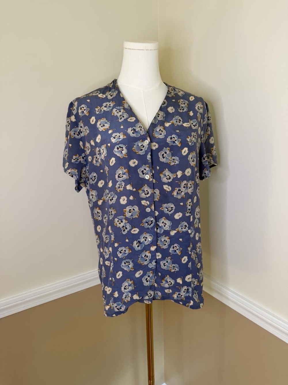 Short-Sleeve Floral Button-Front Blouse in Blue